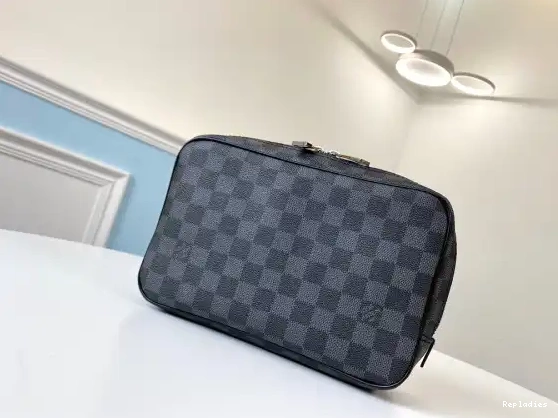 LOUIS TOILETRY POUCH VUITTON GM 0528